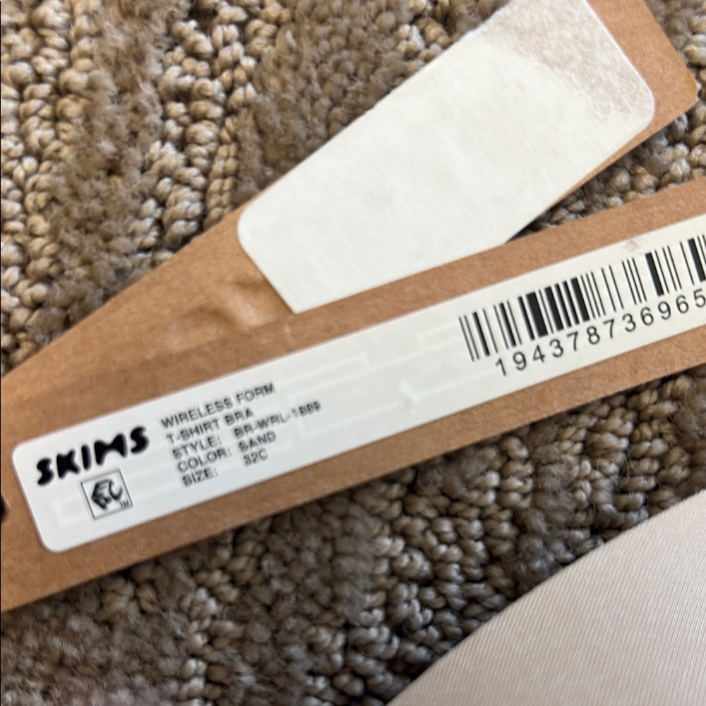 SKIMS Cream Intimates with Smooth Molded Cups - Picture 3 of 5